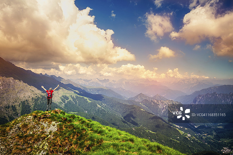 徒步者在山顶图片素材