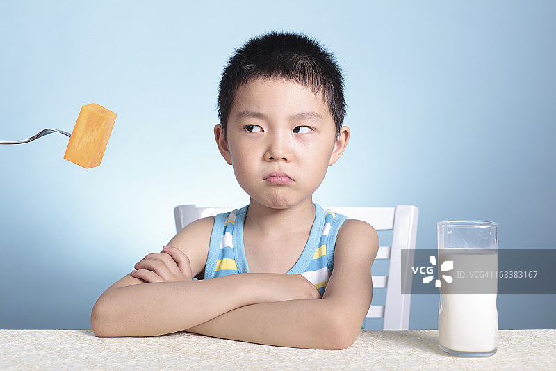 不要吃蔬菜，男孩图片素材