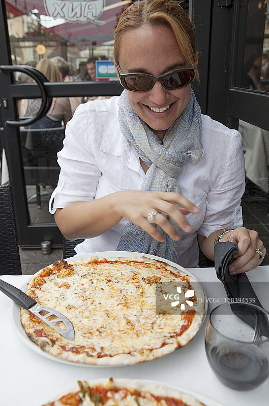 吃奶酪披萨的女孩图片素材