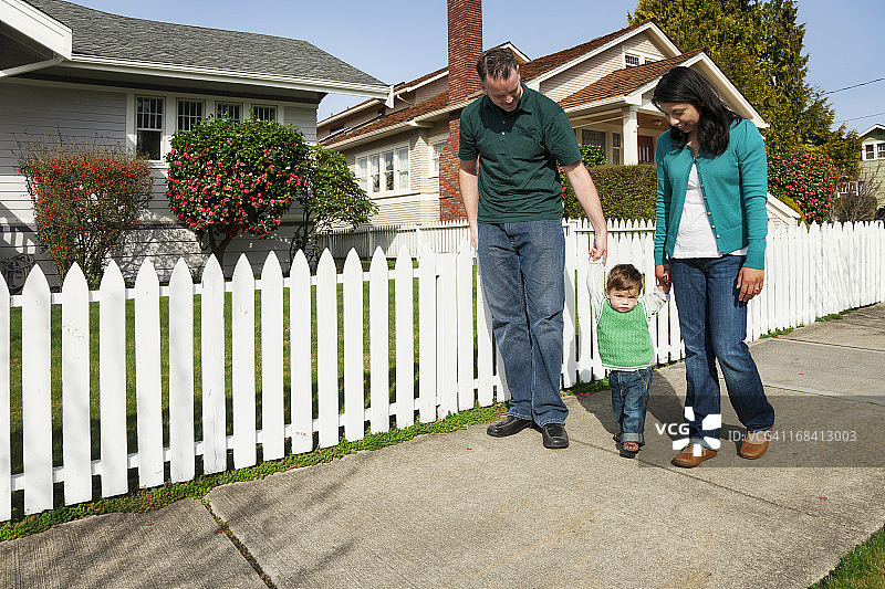 年轻家庭悠闲漫步图片素材