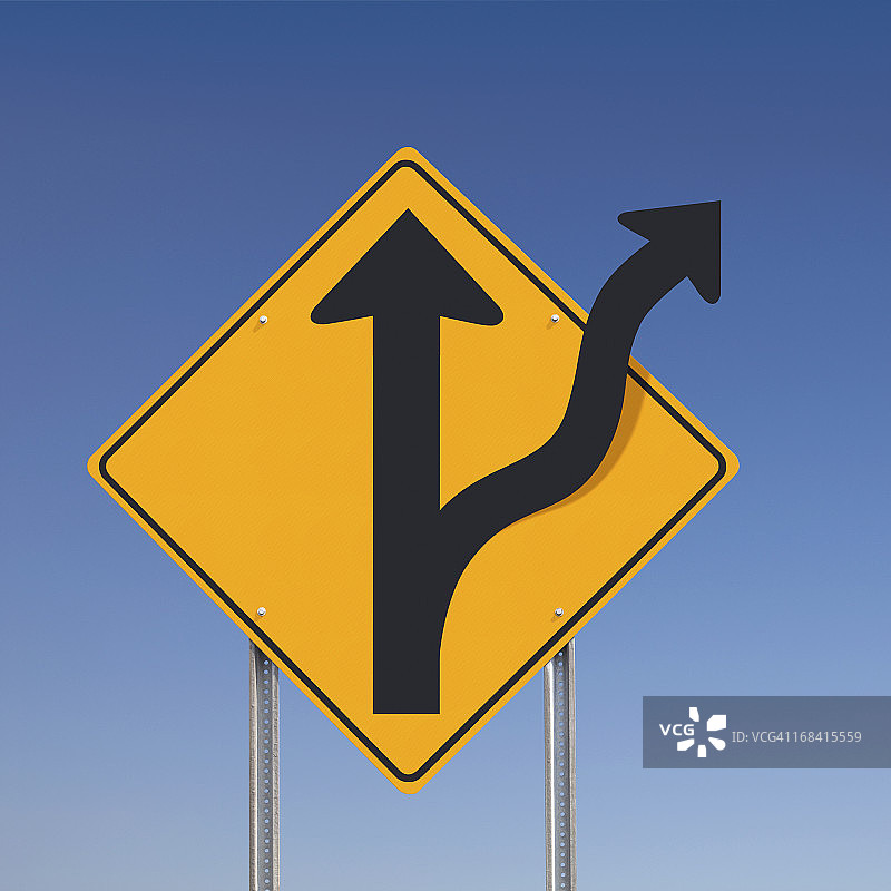 蓝天下的越野探险交通标志概念图片素材