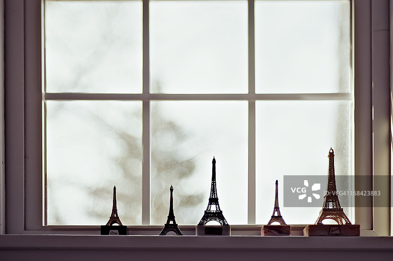 窗台上展示的埃菲尔铁塔模型图片素材