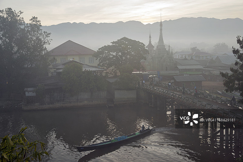 娘水镇的长尾独木舟图片素材