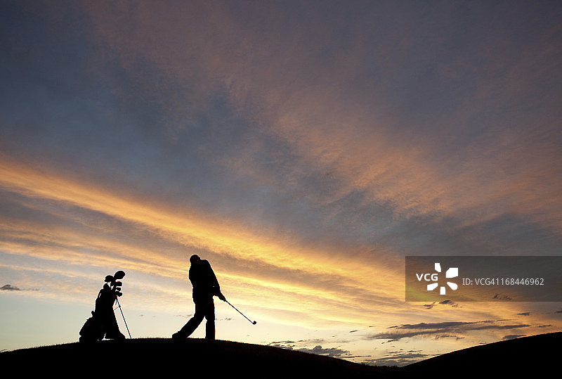 年长的男性高尔夫球手挥杆剪影图片素材