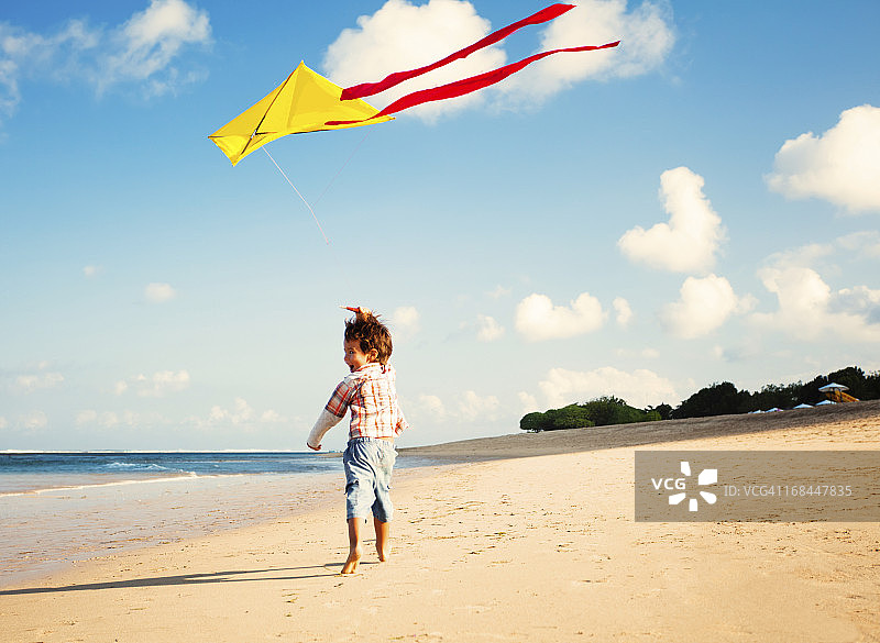 放风筝的男孩图片素材