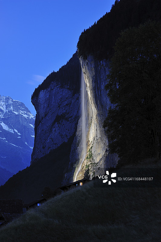 光照下的瀑布图片素材