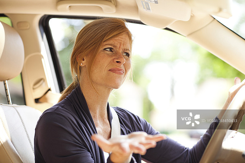 沮丧的女子在驾驶座后图片素材