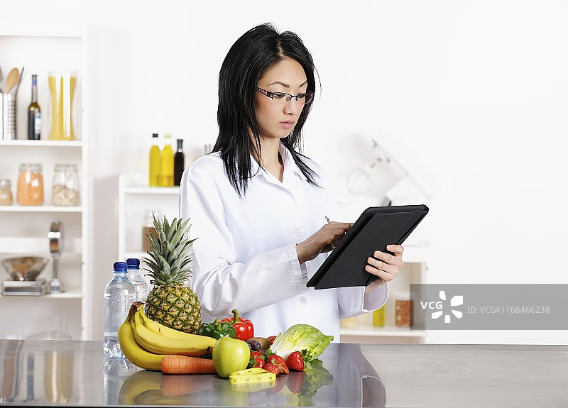 使用平板电脑的亚洲医护专业人员图片素材