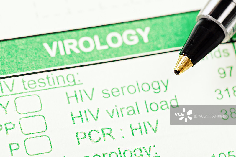 病毒学表格上的钢笔（与艾滋病毒/艾滋病相关的测试）图片素材