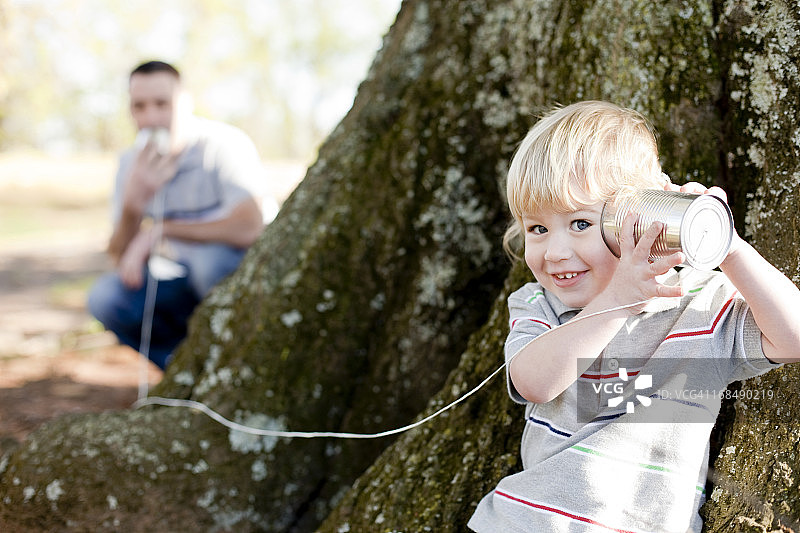 父子在公园里玩电话图片素材