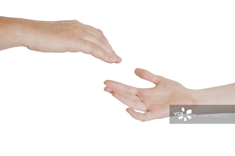 援助之手：充满关怀的成人之手伸向孩子图片素材