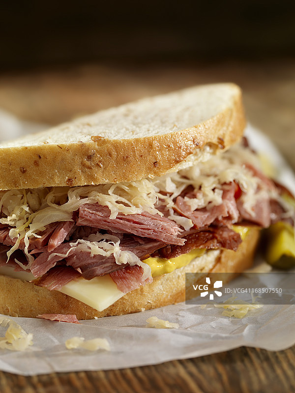 熏牛肉瑞士三明治图片素材