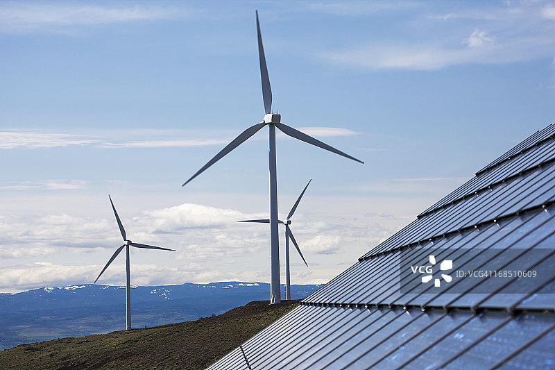 风力发电场和太阳能电池板上的蓝天图片素材