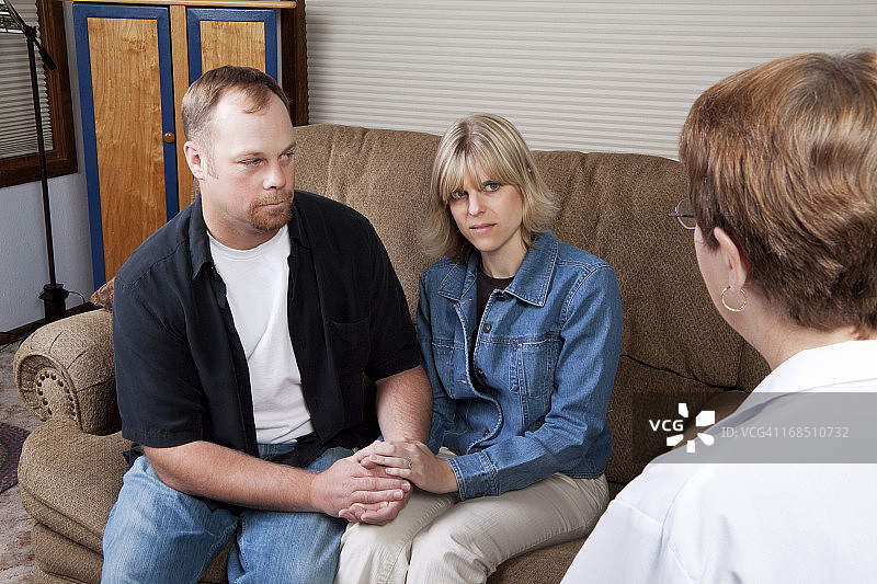 在婚姻咨询师处的情侣图片素材