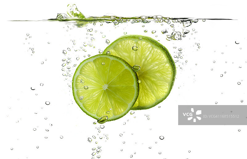 青柠切片在新鲜水中飞溅图片素材