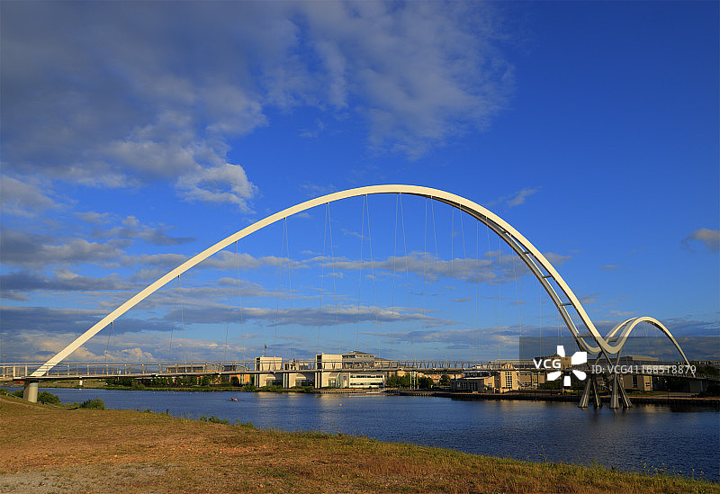 英国斯托克顿蒂斯的无限桥图片素材