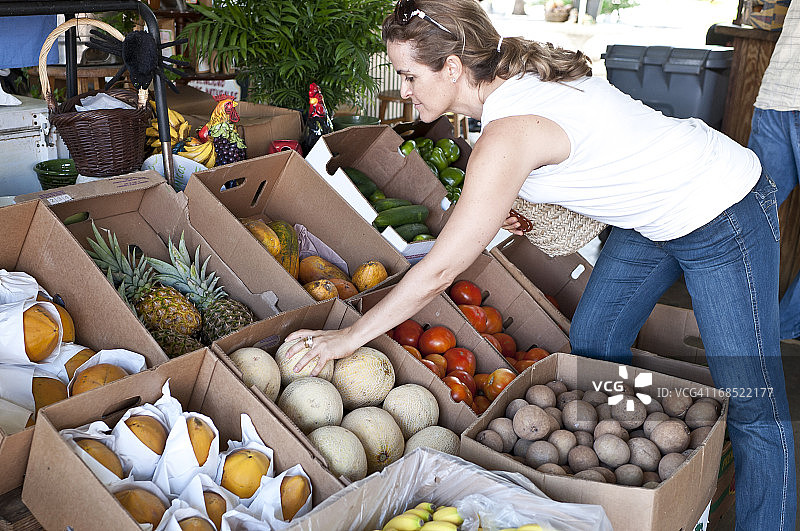 女人在购买水果图片素材
