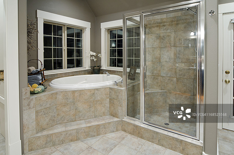 由石头和瓷砖制成的现代淋浴和SPA室图片素材