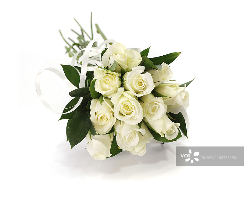 白色玫瑰花束或婚礼花束，背景已隔离图片素材