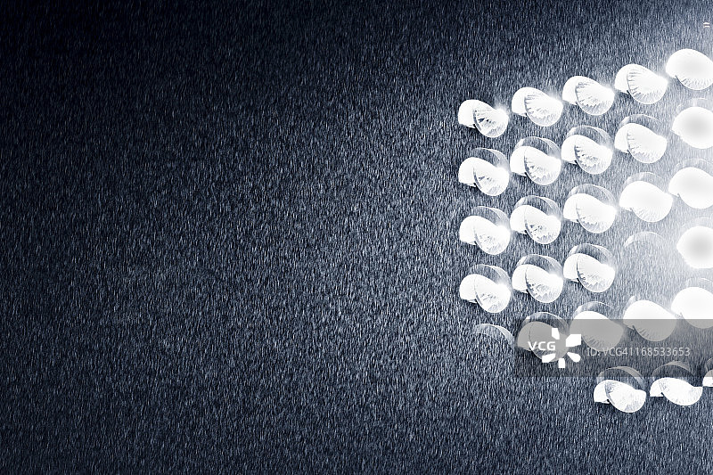 灯光下的雨天延误图片素材