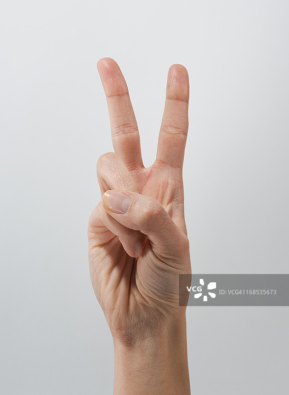 女人用手势表达和平图片素材