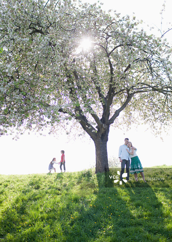 一家人在户外树下玩耍图片素材