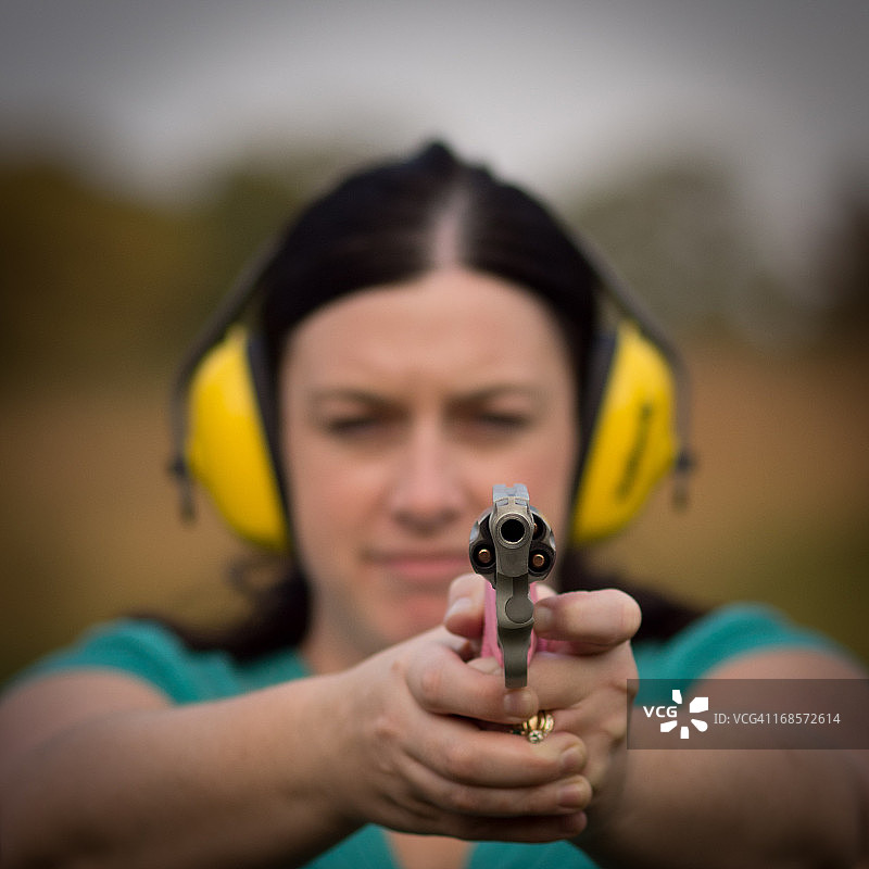 指着左轮手枪的女人图片素材