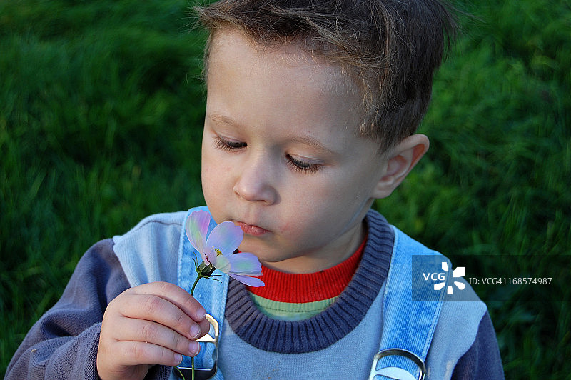 男孩和鲜花图片素材