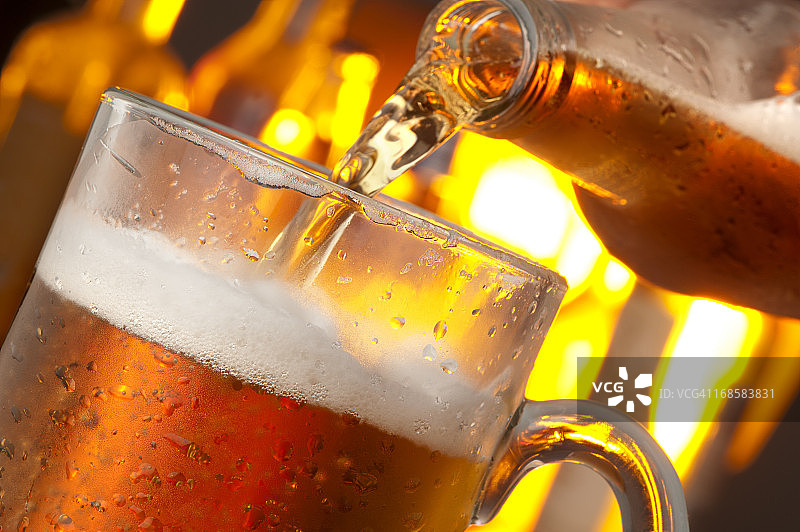 倒啤酒图片素材