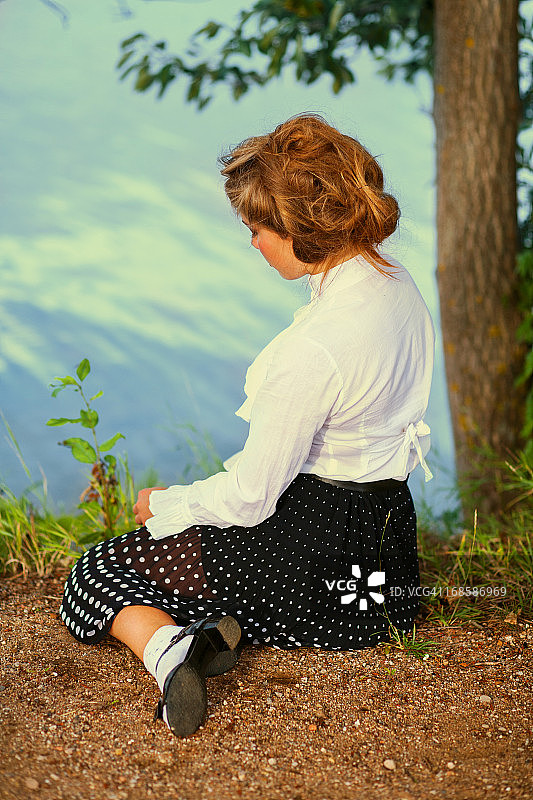 20世纪40年代风格的公园女性图片素材