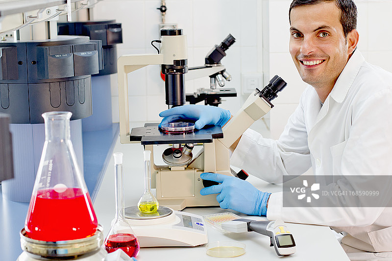 制药实验室中工作台上的化学家图片素材