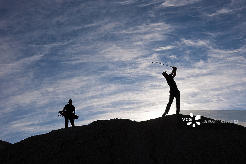 高尔夫球手和球童剪影图片素材
