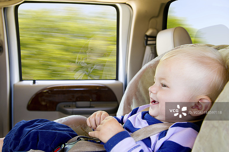 旅行中的婴儿图片素材