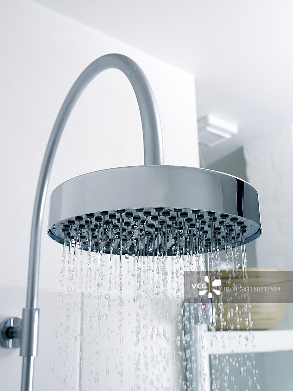 钢制淋浴喷头图片素材