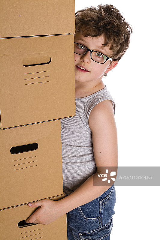拿着箱子的小男孩图片素材