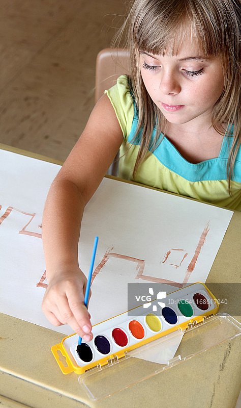 拿着水彩的小学女生图片素材