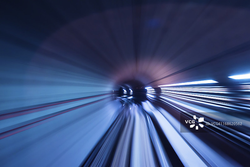 穿越隧道的快速列车图片素材