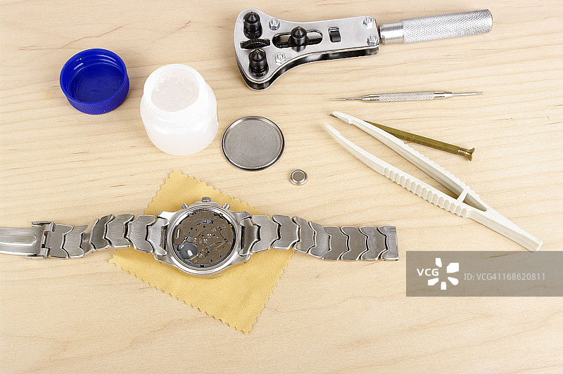 男士腕表拆卸后盖及更换电池工具图片素材