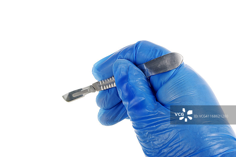 戴着乙烯基外科手套的手握着手术刀图片素材