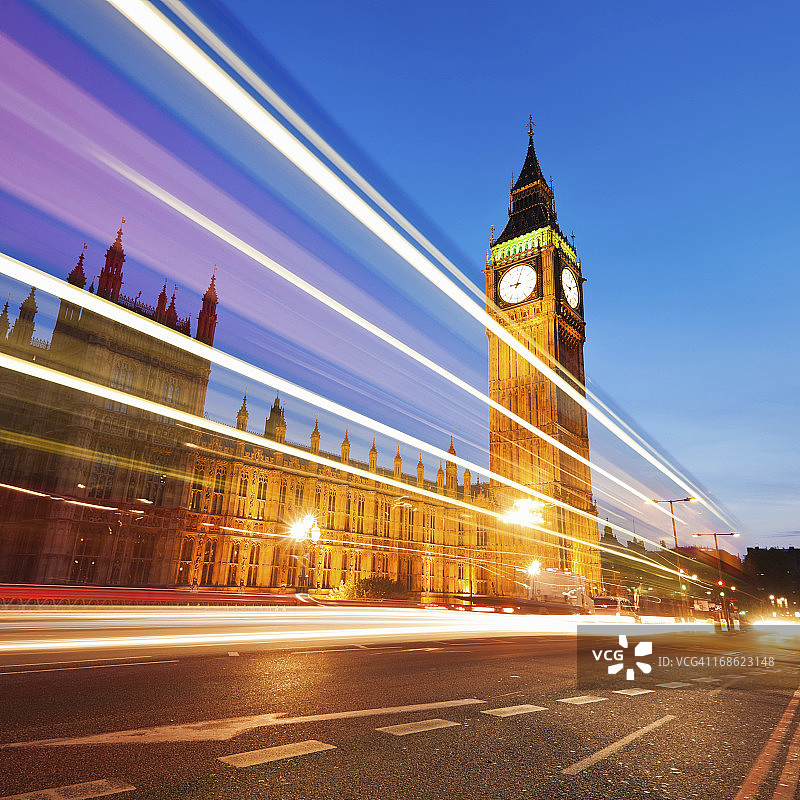夜幕下的伦敦大本钟与城市交通图片素材