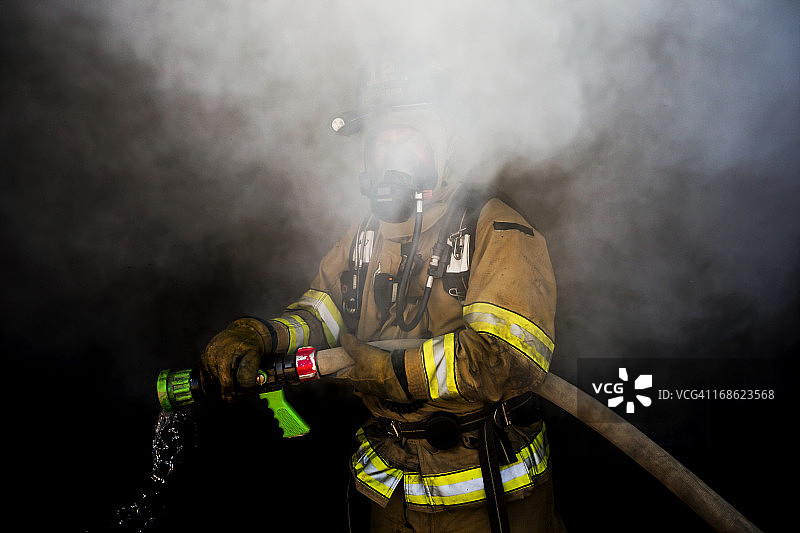 隐秘的消防员图片素材