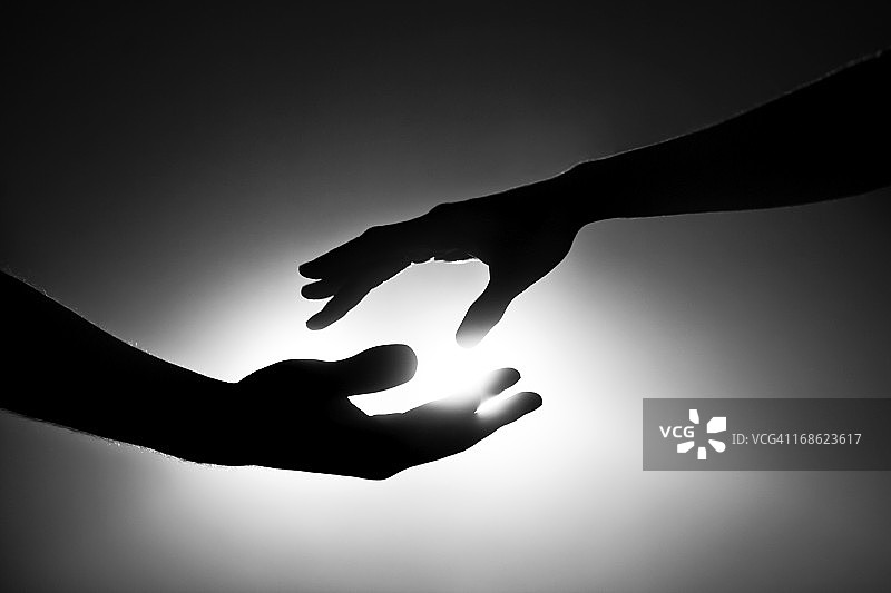 双手伸出黑白照片图片素材
