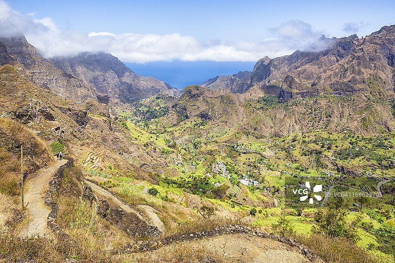 通往保罗河畔里贝拉的徒步小径 - 佛得角图片素材