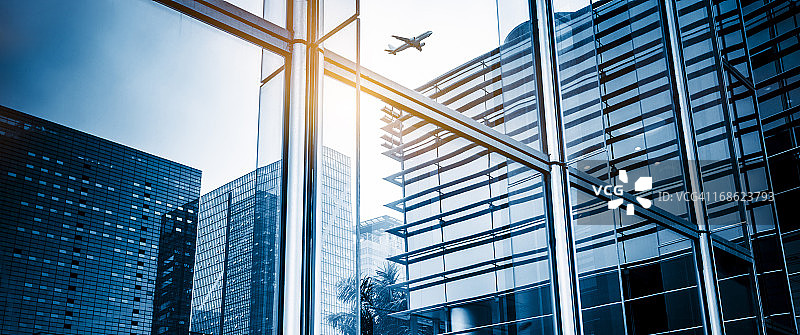 带有飞机的摩天大楼图片素材