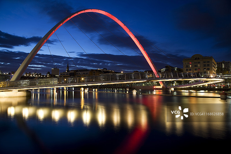 盖茨黑德千禧桥夜景图片素材