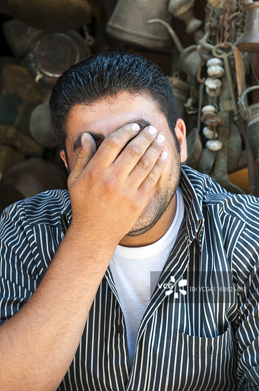 用手遮住脸的叙利亚男人图片素材