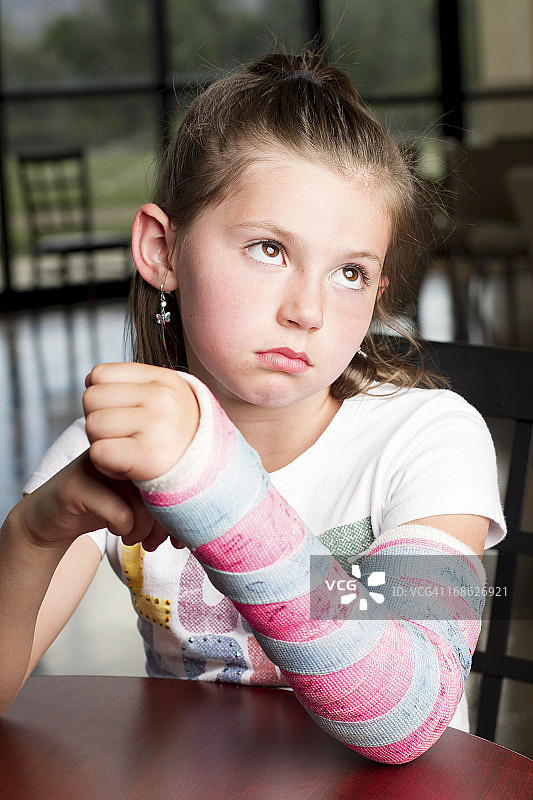 手臂受伤的美丽女孩图片素材