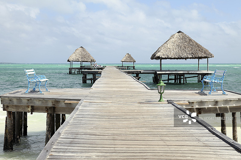 带码头的热带海滩图片素材