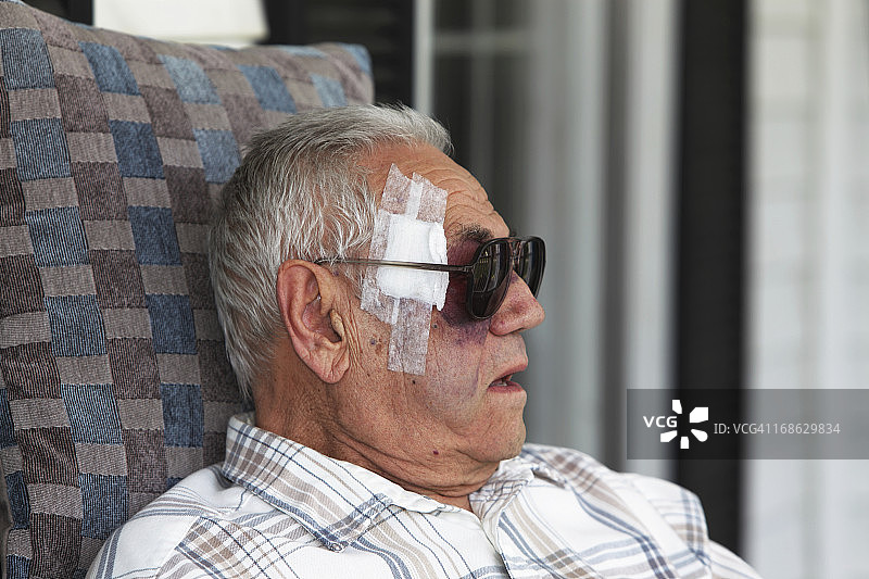 带着黑眼圈受伤绷带和太阳镜的男人图片素材