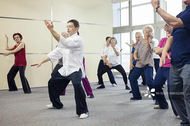 老年人练习太极图片素材